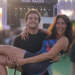 Logotipo Sofia Ribeiro Apaixonada! Atriz e João Jesus trocam carinhos em público no NOS Alive