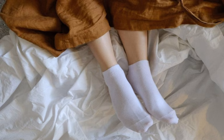 Sono - Especialista do sono revela se deve ou não dormir com meias