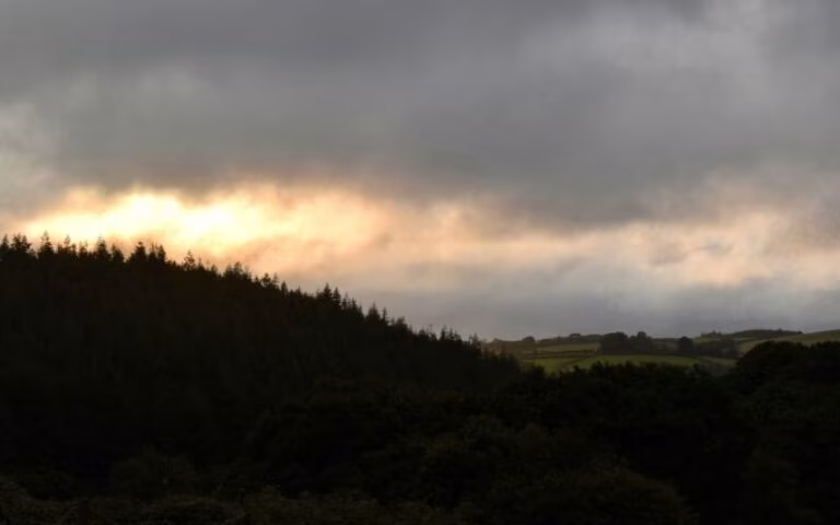 Meteorologia  – Entre o sol e a chuva? Descubra se precisa de guarda-chuva ou de protetor solar